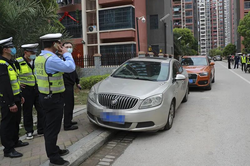 抚州荟萃中央小区车辆乱停乱放 堵塞"生命通道"