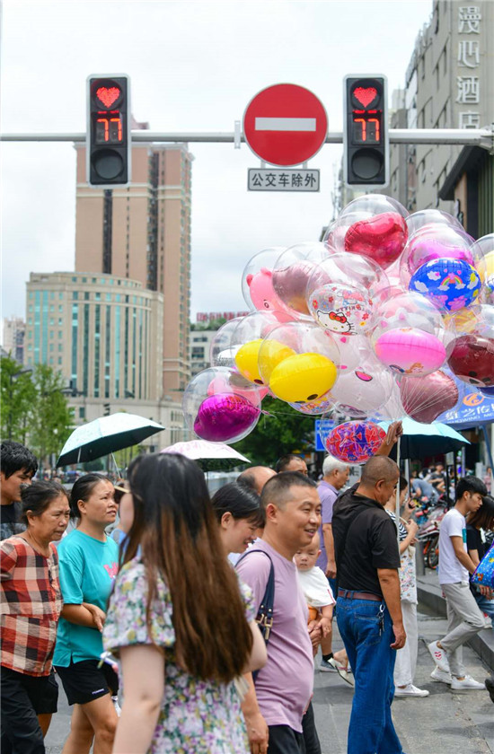 步行街口往北至五一广场,西至湘江路口的六处路口信号灯红灯改为"心形