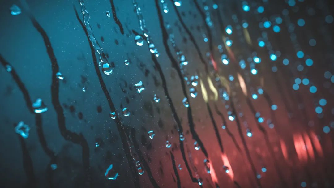无论是拍 模糊的光晕还是粘腻在窗上的雨滴,都是非常有意境的取景.