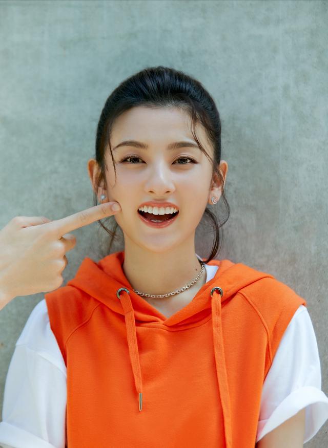 作为品牌代言人,宋祖儿近日还出席了上海迪士尼乐园美年达奇妙彩虹趣