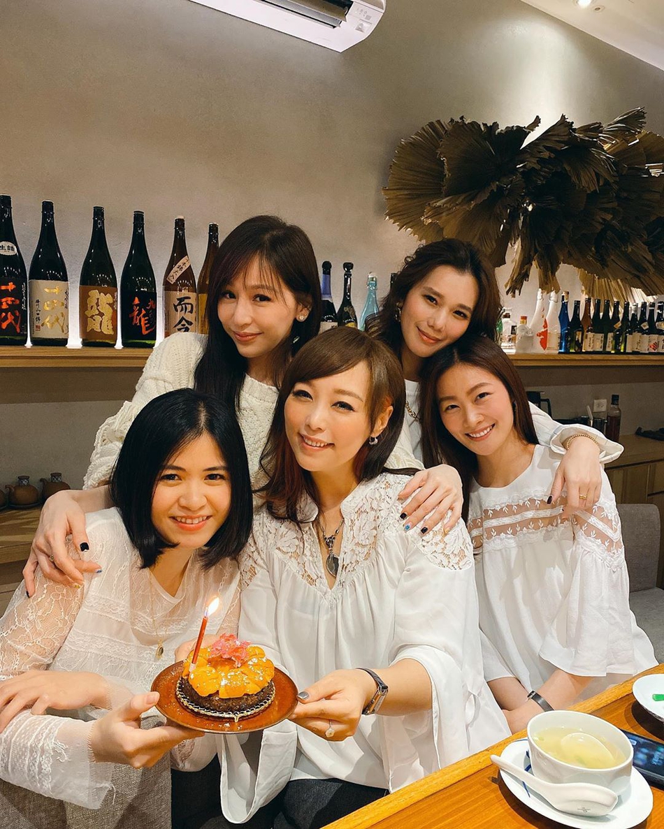 王心凌与好友聚会 对镜比剪刀手笑容超甜