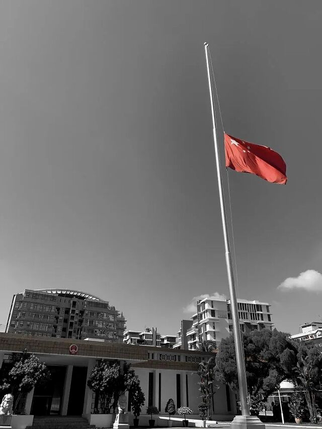 今天,多国驻华使馆为中国降半旗,全国媒体以这样的版面表达哀悼