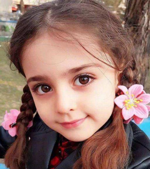 8岁的伊朗女孩马蒂小小年纪就被外国媒体誉为"全世界最美女孩".