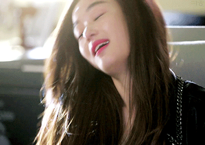 女人天下 正文  总结下来就是侧脸拍,托腮或拿各种小物件遮脸,跟物件