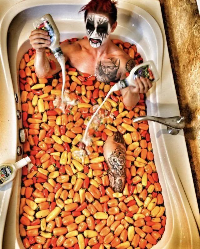 富二代拿人骨做手提包炫富：有钱真能为所欲为？