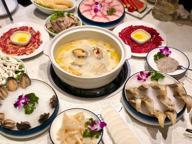 壹品鲜鸡鲍鱼港式火锅繁荣路与前进西街南行200m汤底文火熬制8小时,汤