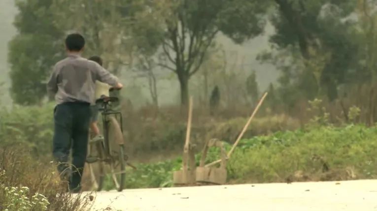 烧淤、挖土、灌园:乡间,庄稼人在做农活