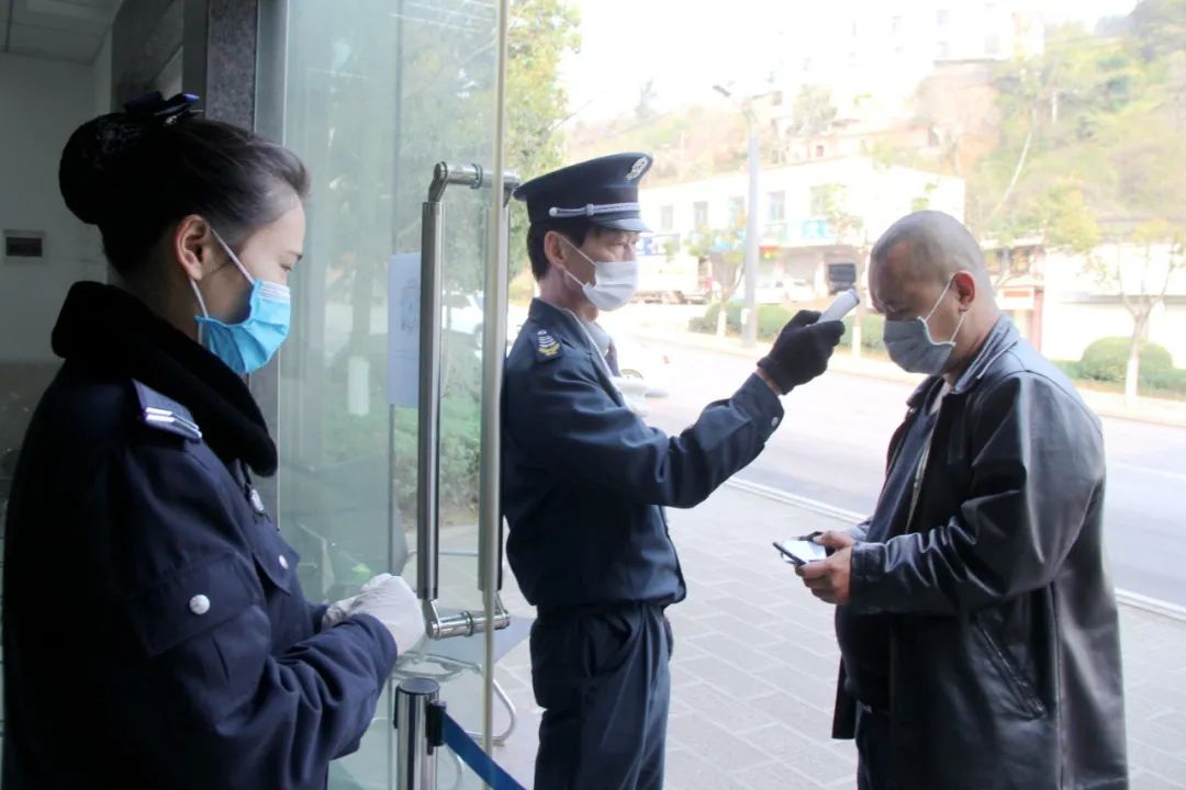 确保良好办公秩序, 进出锡都交警各个业务点要扫描"云南抗疫情"二维码