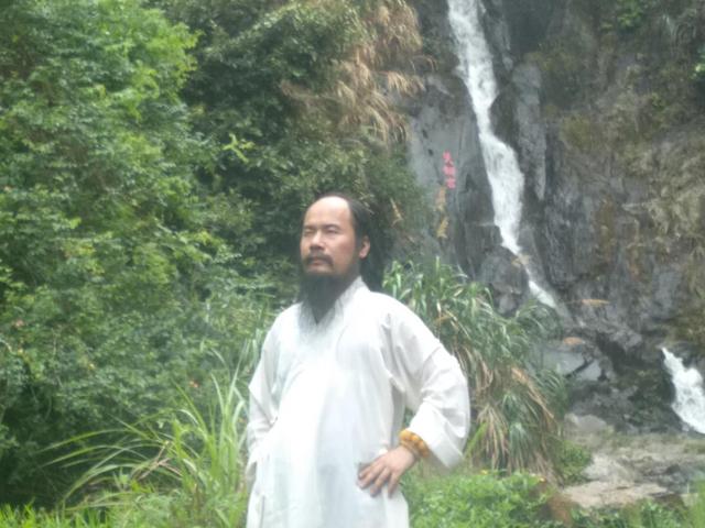 东晋著名道家宗师葛洪在罗浮山行医修行,游历广东名山,曾到访梧桐山.