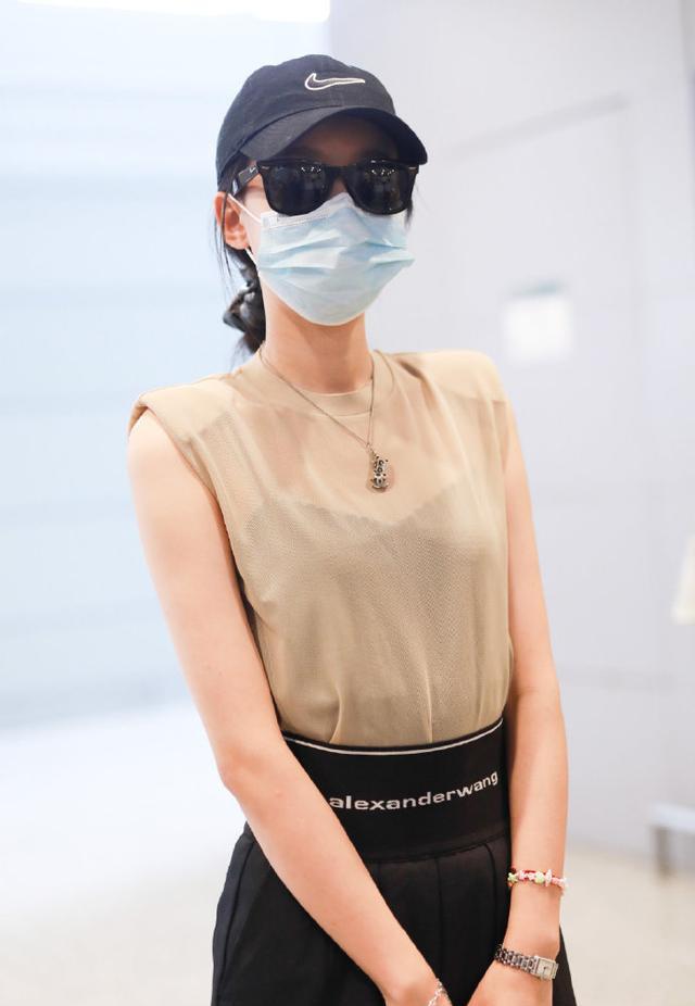 名门泽佳:年轻辣妈孙怡亮相机场!穿透视装秀蛮腰长腿效果潇洒迷人