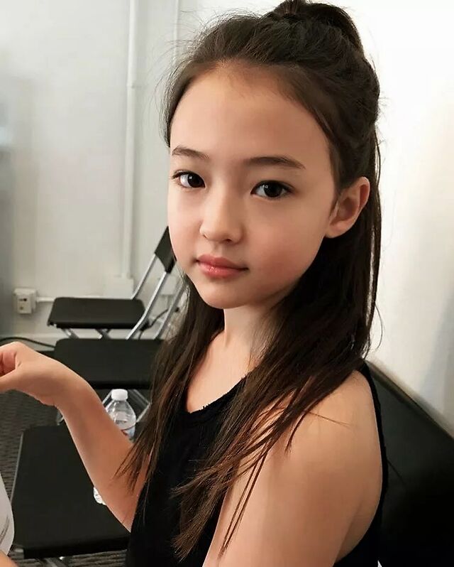 被夸中国版jennie的猫系幼幼脸美少女,居然是全家最丑