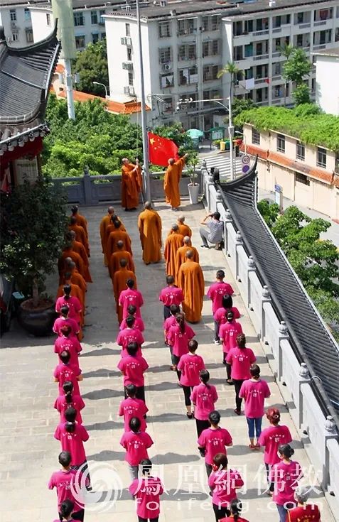 6月15日,厦门鸿山寺恢复开放首日,常住法师带领护法善信举行升国旗