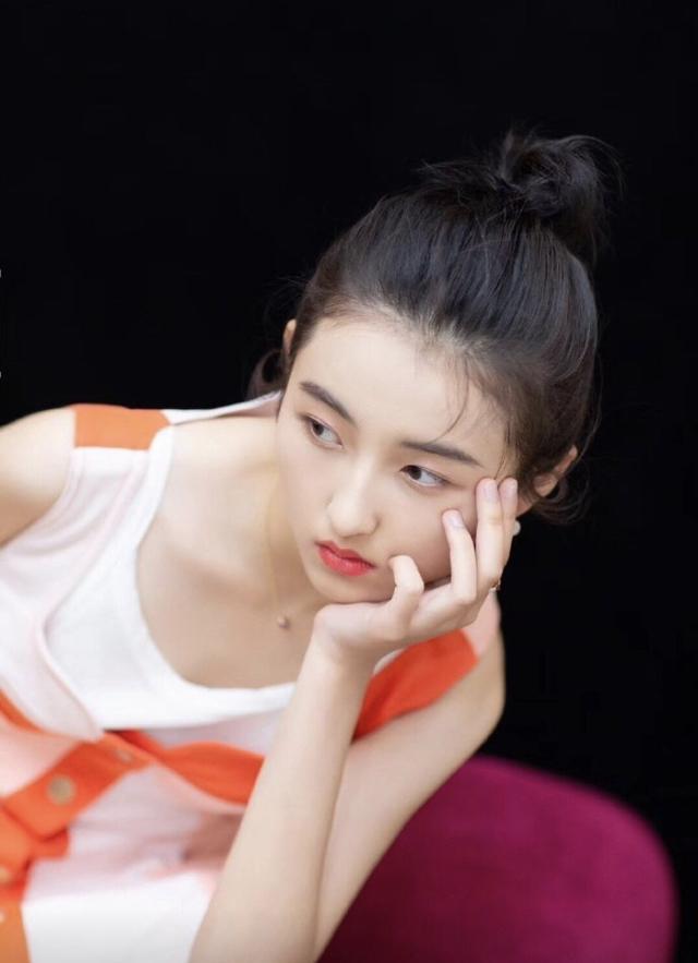 18岁张子枫"发育过猛"?罕见穿斜肩裙秀好身材,女人味十足!