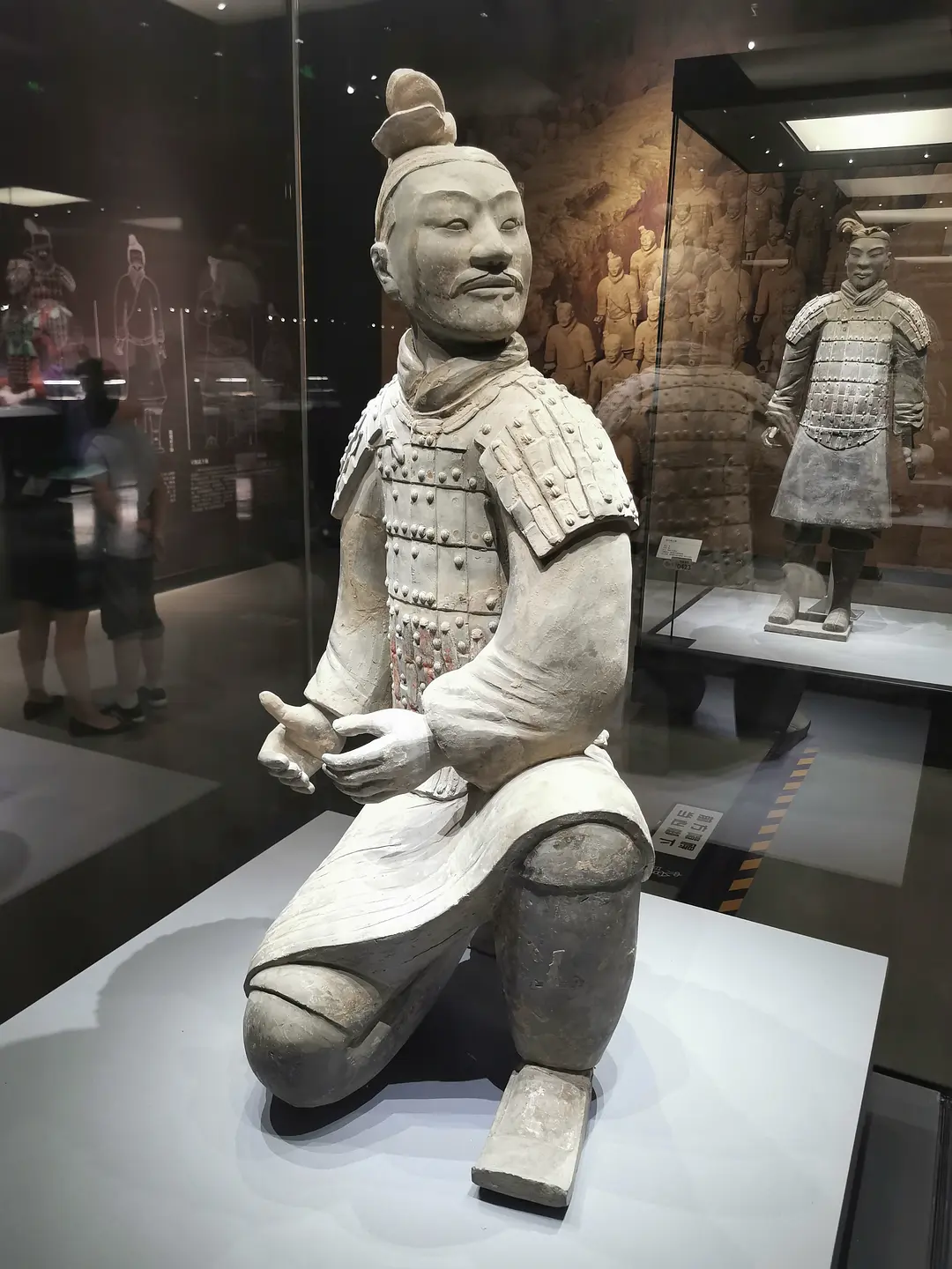 秦跪射俑