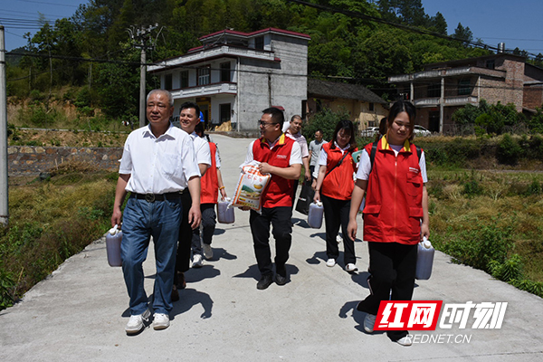 宋美君 通讯员 罗宗伟)5月12日上午,衡阳县三湖镇新建村贫困户邓作凯