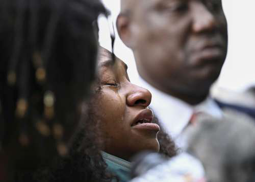 为了摇摆的0.8%，特朗普和拜登杠上了