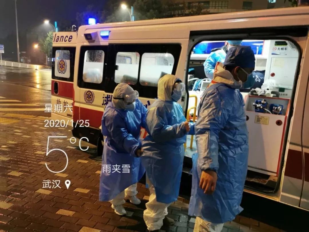 疫情下的武汉救护车司机：与死神赛跑