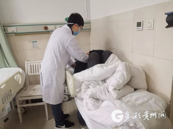 作为党员的邱宇阳第一时间向科室提交了请愿书,主动前往发热门诊.