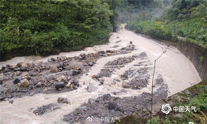 云南绥江盐津遭遇强降水山洪冲毁房屋山体滑坡石块滚落