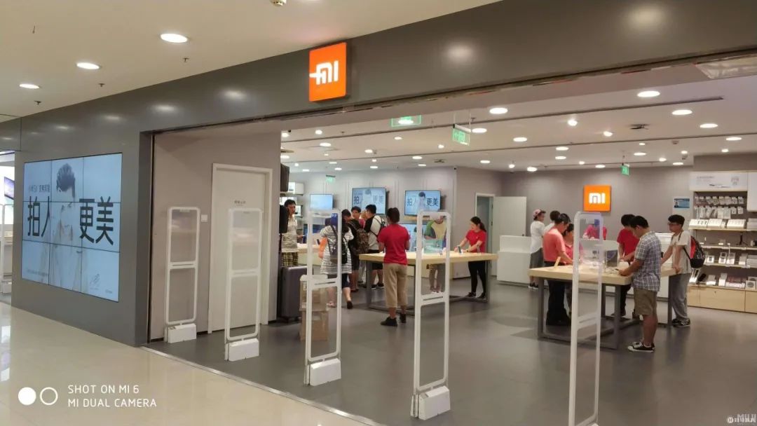 之后,张剑慧开始为小米第一次线下门店探索进行复杂全面的协调与筹备