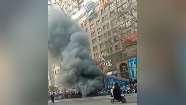 石家庄联邦购物广场负一层起火，浓烟滚滚