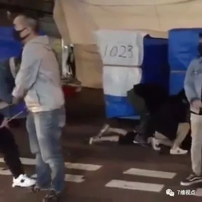 便衣警察遭暴徒猛踢脖子当场晕迷,曱甴一片欢呼