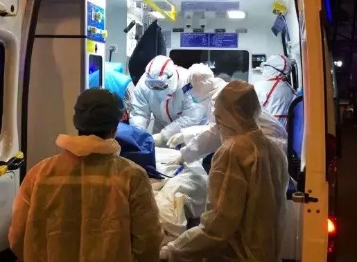 疫情下的武汉救护车司机：与死神赛跑
