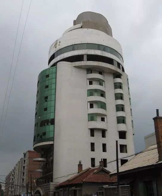 夜间探险主播：爬过鬼楼摸过干尸但我不相信有鬼