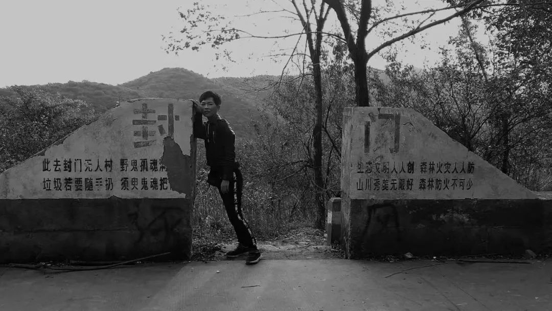 夜间探险主播：爬过鬼楼摸过干尸但我不相信有鬼