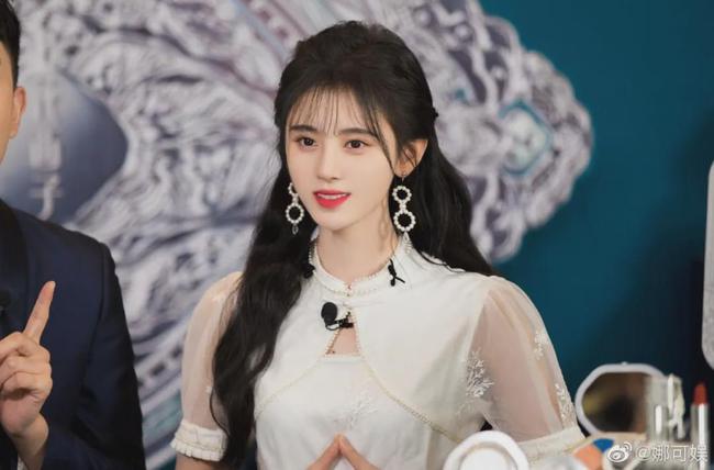 鞠婧祎新视频被嘲呆滞如