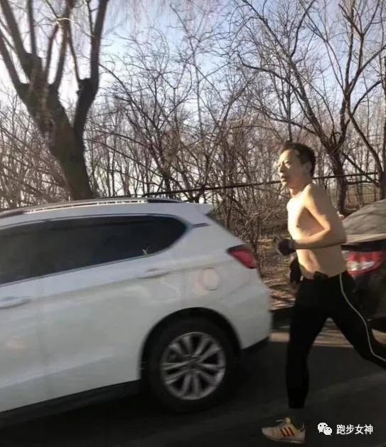 韩寒,张朝阳赤膊跑步曝光,我能光膀子跑步吗?__凤凰网