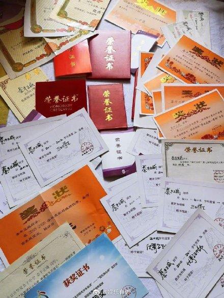 秦牛正威荣誉证书造假?同学实锤她故意卖惨,比消费吴亦凡还心机