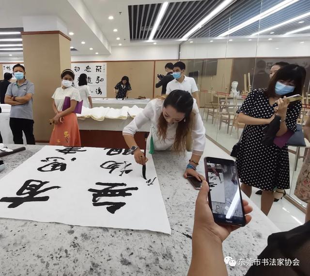 东莞市第三届妇女书法篆刻展在市工人文化宫顺利开幕