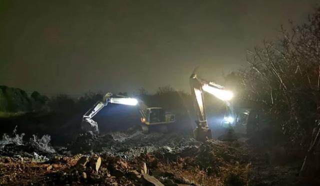 现场：武汉版“小汤山医院”通宵施工中