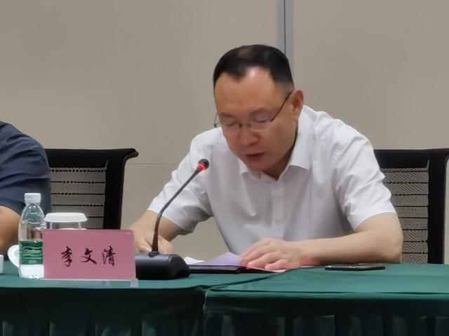 正文 上图:四川发展(控股)有限责任公司党委书记,董事长李文清