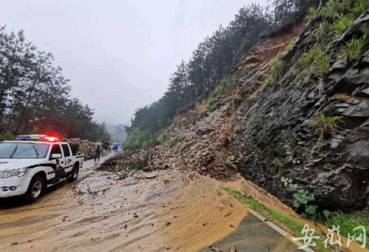 受强降雨影响s362线太湖县两处山体塌方交通暂时中断