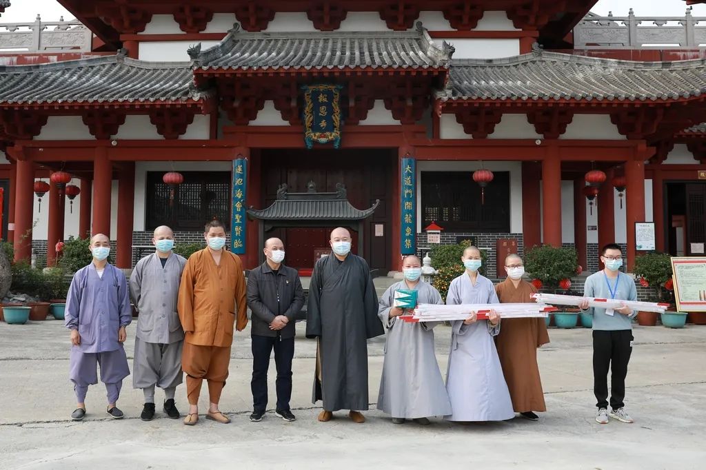 走访慰问覃塘区报恩寺(耀勤法师接收物资)