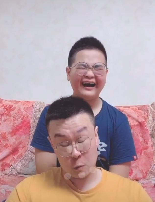谢腾飞亲爸长相曝光,父子两人如复制粘贴,比谢永强帅太多!