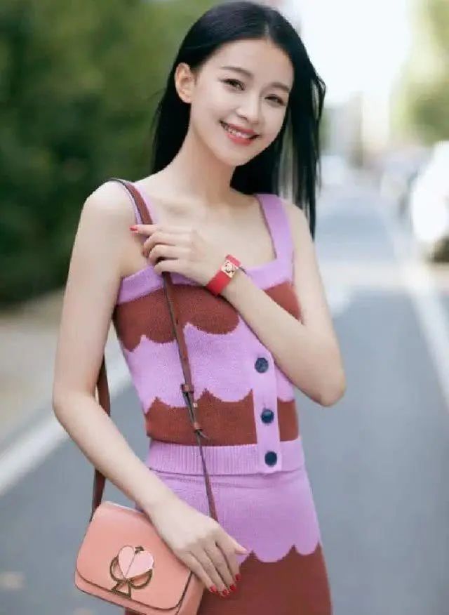 有一种身材叫孙怡别人90斤都挤不进的裙子她却穿出铅笔腰