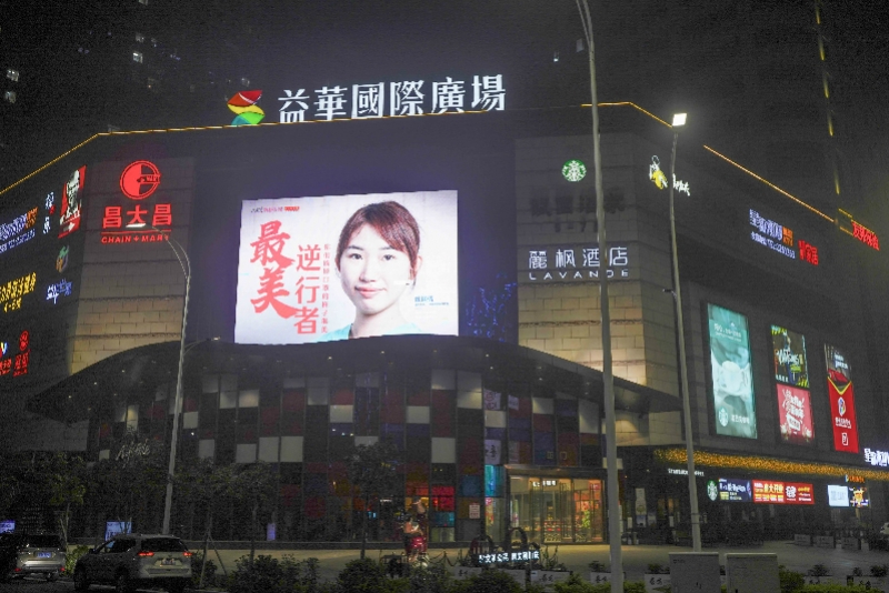 在肇庆牌坊广场,星湖国际广场,益华广场等多个地方的led屏幕上,滚动