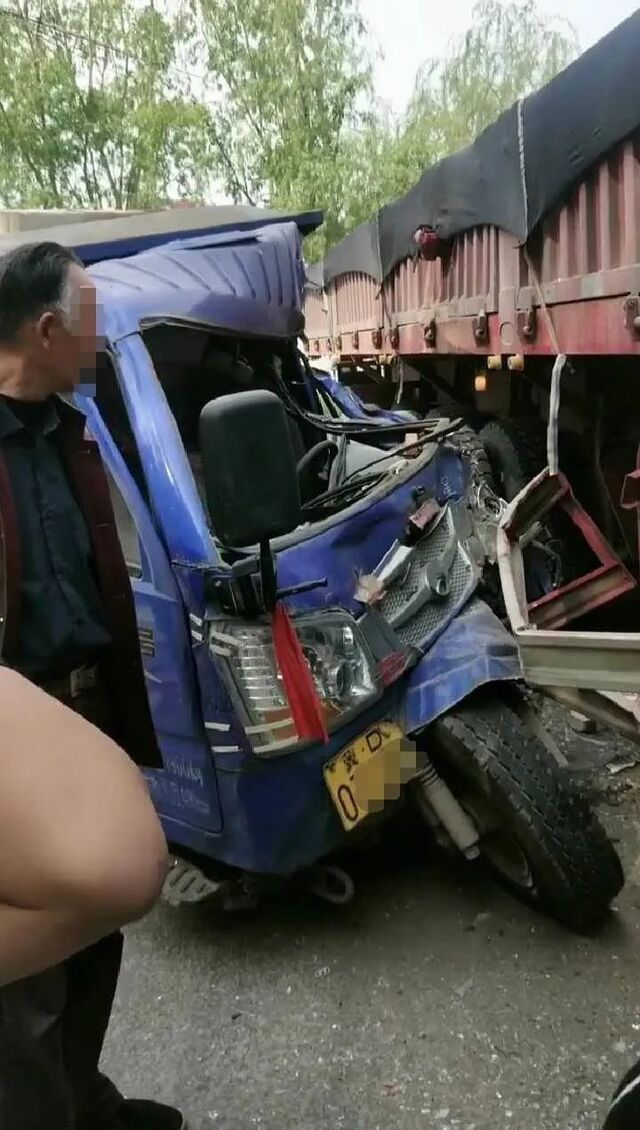 濮阳张果屯发生一场车祸,半挂货车与拉砖车相撞,砖头散落一地,现场