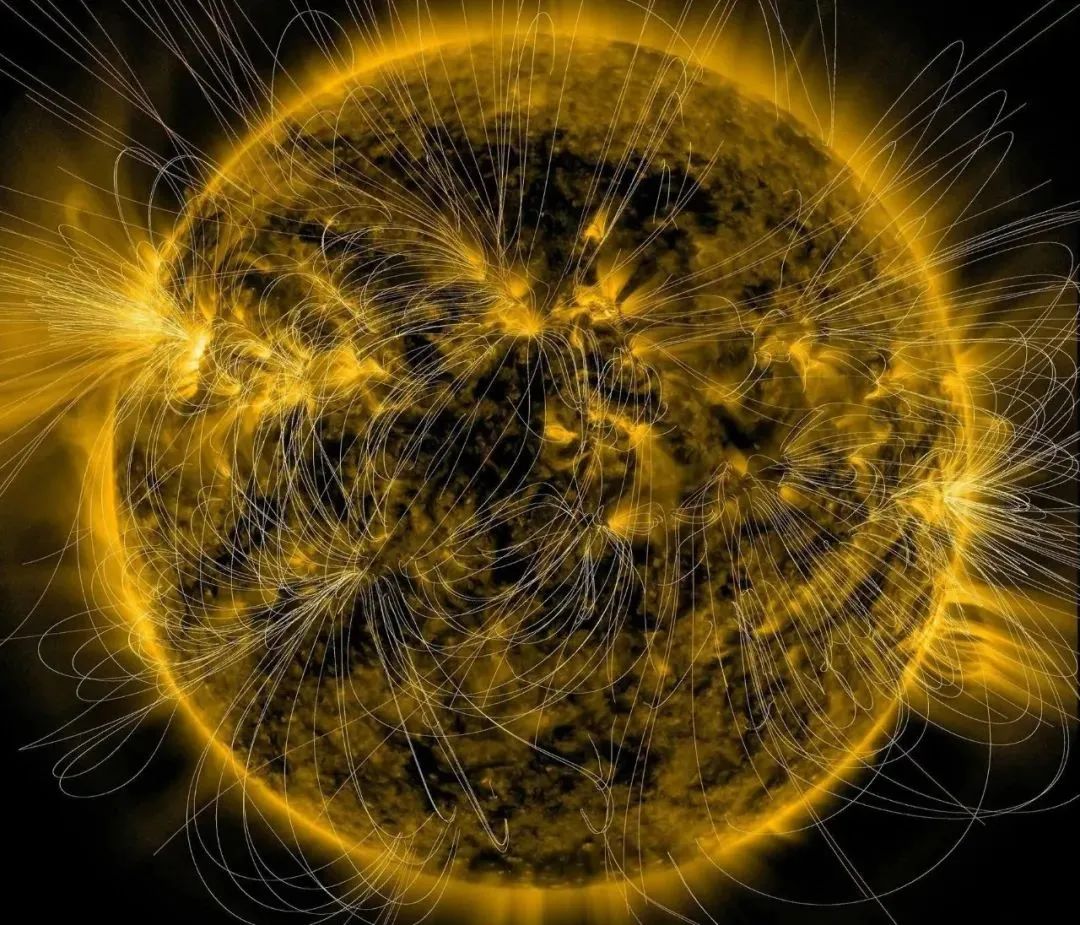 天文学家终于揭开太阳日冕磁场而且大小至少有4个太阳半径