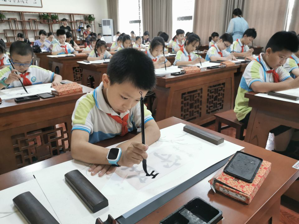 带领学生在电子书法教室练字,开福"新蕾"教师玩转智慧课堂