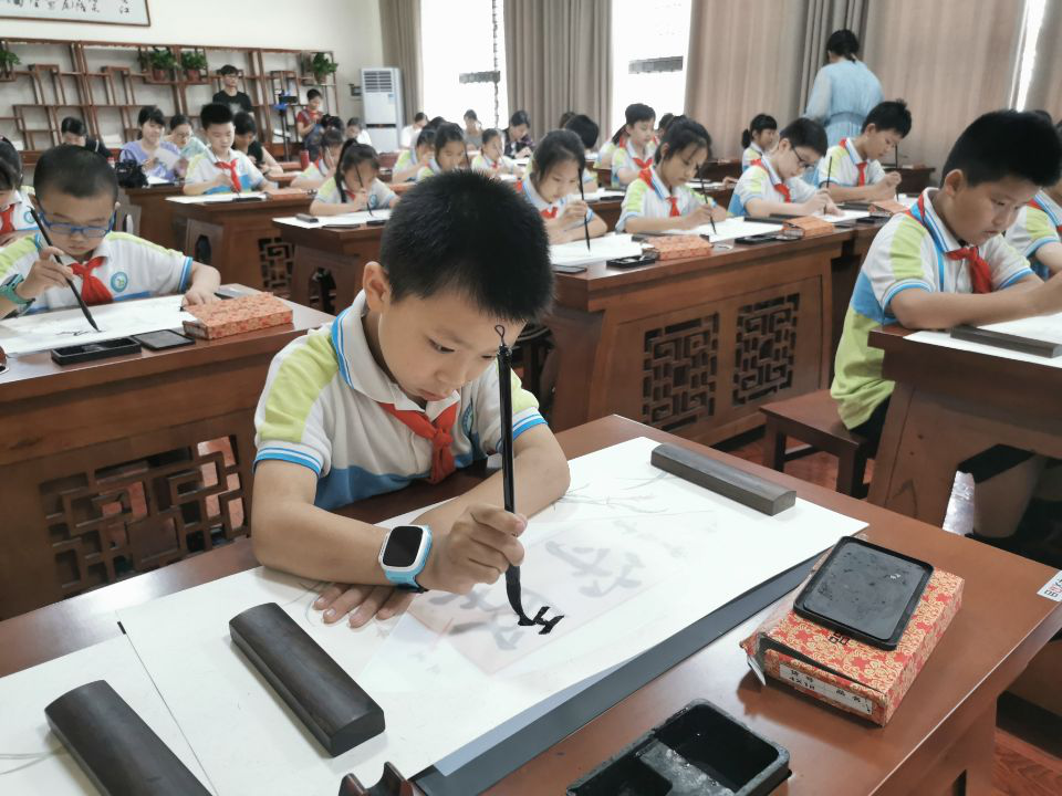 带领学生在电子书法教室练字开福新蕾教师玩转智慧课堂