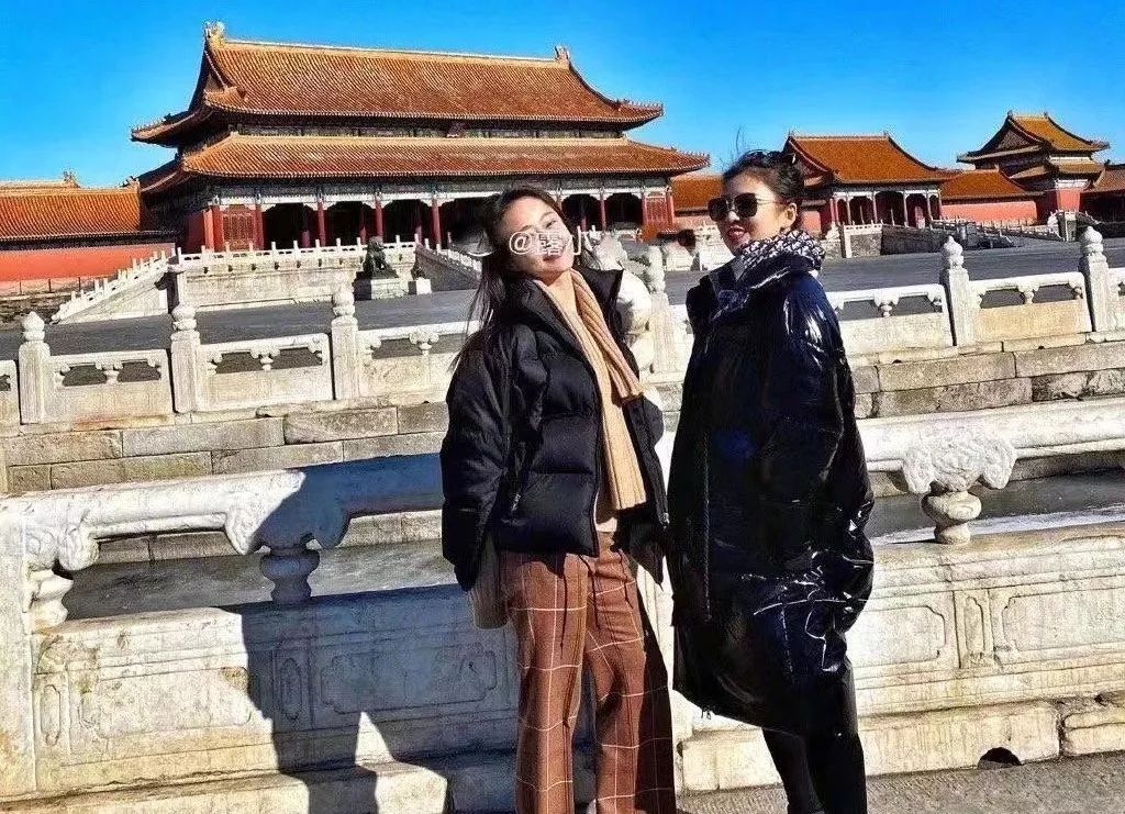 1月17日,一个id露小宝为微博用户,晒出了自己开着大奔在故宫撒欢的