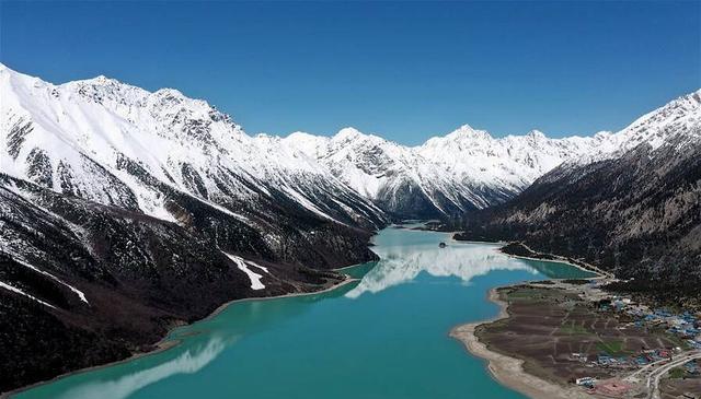 西藏昌都市美丽的然乌湖,湖水与雪山,蓝天相互映衬,景色如画.