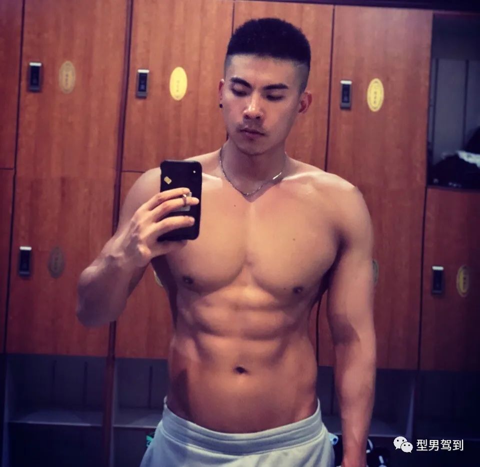 肌肉男拍大尺度浴照走红,小姐姐们不淡定了