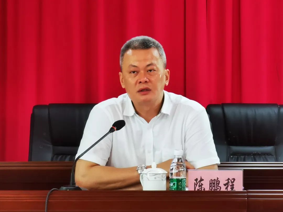 会上,陈鹏程副县长和与会人员共同传达学习了《海南省学校高三初三