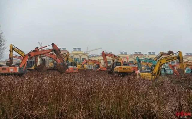 现场：武汉版“小汤山医院”通宵施工中