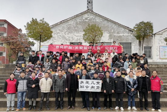 "12月12日下午2时,武穴市四望镇铁石中学校长周清祖用宏亮的声音致